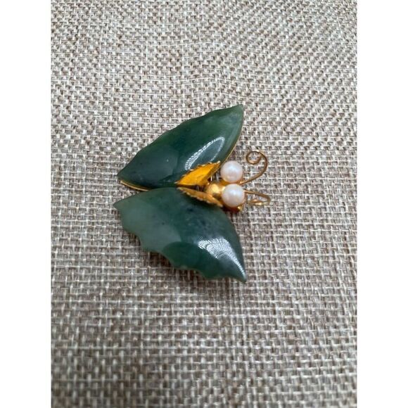 Vintage Carved Jade Butterfly Brooch Pin Gold Tone Pearl Accents - Picture 5 of 6